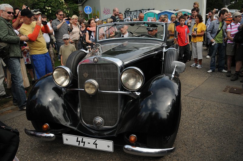 DSC_0085.JPG - Heydrich jel v tento slunný květnový den v otevřeném voze – v kabrioletu značky Mercedes – ze svého sídla na zámku v Panenských Břežanech na Pražský hrad. Když Opálka, stojící opodál, zpozoroval blížící se vůz, dal ostatním výsadkářům signál o přijíždějícím vozu pomocí odrazu kapesního zrcátka. Tento signál upozornil Gabčíka na přijíždějící vůz a současně na fakt, že Heydrich jede bez doprovodné SS ochranné eskorty. V případě, že by vůz jel s eskortou, atentát by se v ten den vůbec neuskutečnil. Když se automobil objevil v zatáčce (zatočil z Kirchmayerovy třídy do ulice V Holešovičkách), odhodil Gabčík svůj kabát a vytasil svůj samopal a následně se pokusil střílet na vůz, jeho samopal Sten však selhal.