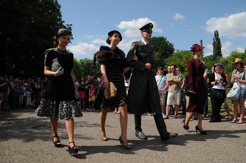 DSC_0244.JPG - Model kombinovaných modrých šatů je ukázkou, jak elegantní mohly být šaty „z nouze“, Byl ušit speciálně pro tuto příležitost z originálních látek a autorkou návrhu z jara 1942 je Hedvika Vlková. Tato vynikající návrhářka pracovala dlouhá léta v jednom z nejluxusnějších prvorepublikových salonů, který patřil Hanně Podolské. V roce 1938 si pak založila vlastní salon.