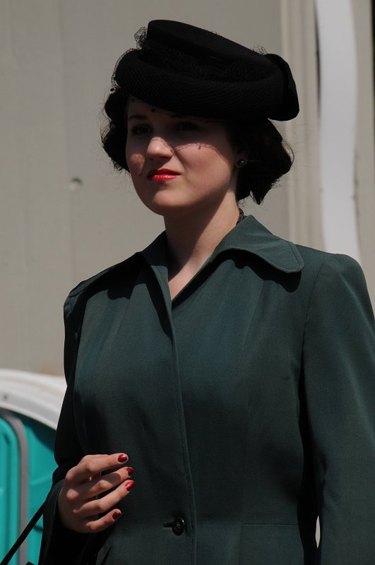 DSC_0396.JPG - Stejně jako za 1. světové války se i za 2. světové války ženská móda inspirovala vojenskou uniformou. 