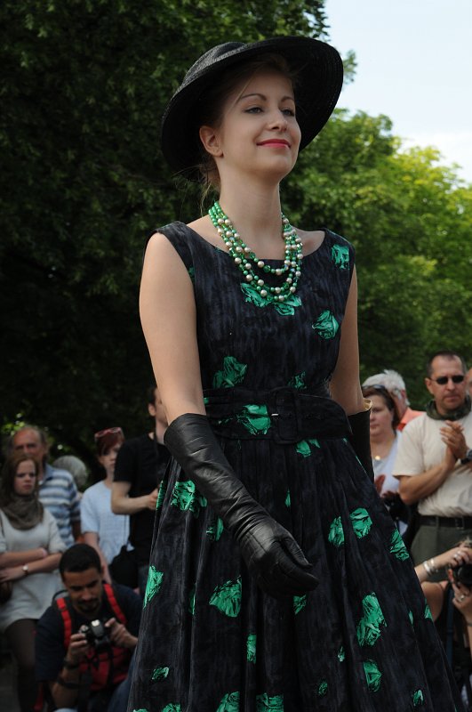 DSC_0435.JPG - V Československu byl „New look“ mnohem skromnější, ale přetrval, především pro společenské šaty, až do konce 50. let.