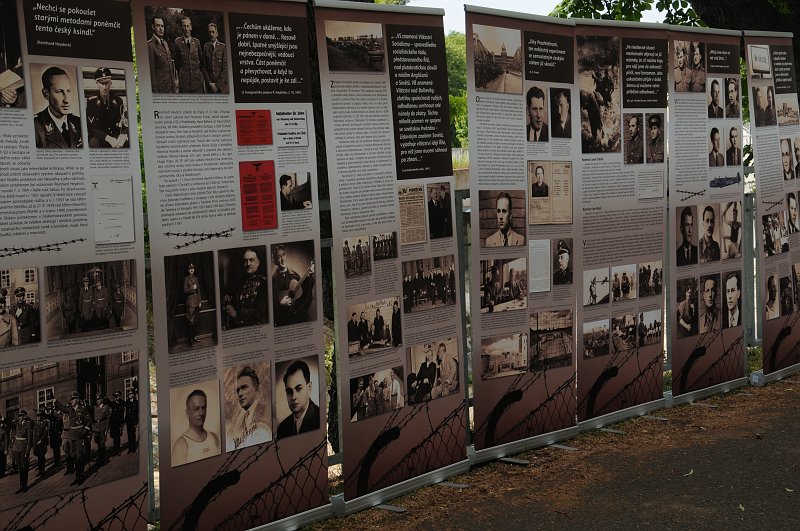 DSC_9287.JPG - S celým průběhem Operace Anthropoid i následných represí na českém obyvatelstvu se mohli návštěvníci seznámit na panelech postavených podél stezky pro pěší a cyklisty.