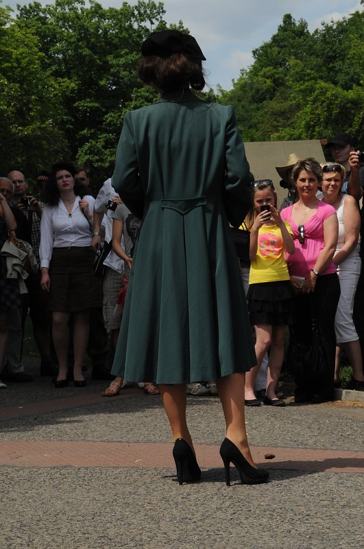 DSC_9730.JPG - Kabát ze zelené látky, ušitý těsně po válce, je ukázkou podnikavosti českých žen, které v době přídělového systému, mimochodem platil až do roku 1953, dokázaly využít látky určené na četnické uniformy k ušití elegantního kabátku. 
