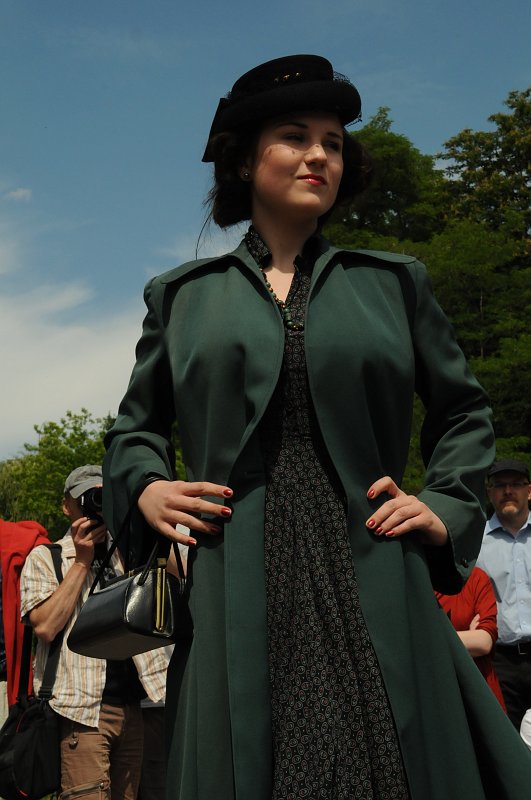 DSC_9736.JPG - O šikovnosti český žen a jejich nadání pro využití materiálu v době nedostatku svědčí i tento kabátek, vyrobený z látky, ze kterých se standardně šily četnické uniformy.