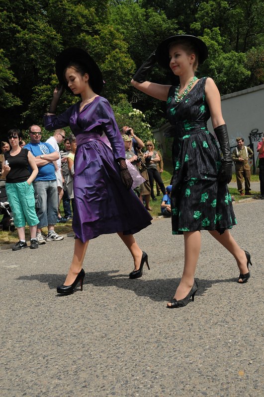 DSC_9747.JPG - Šaty byly pro ženu největší chloubou. Ženy si na nich dávaly záležet, potrpěly si na eleganci a krásu. Šaty se nechávaly šít, švadleny často do rodin docházely.