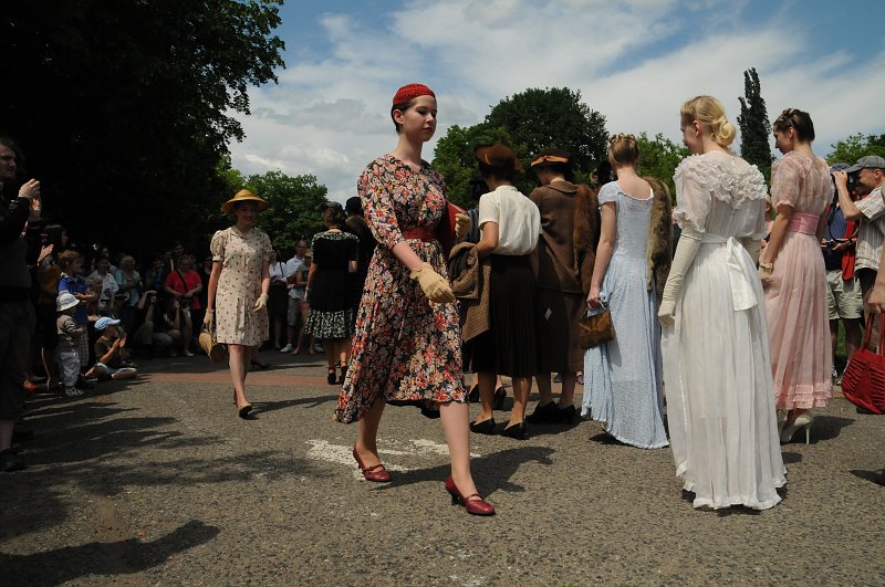 DSC_9783.JPG - Defilé módní přehlídky prvorepublikové a protektorátní módy ze sbírek Národního muzea a darů od obyvatel Prahy 8 s podtitulem „Jen pro ten dnešní den stojí zato žít“ podle písně Oldřicha Nového z Kristiána.