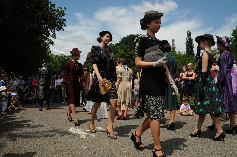 DSC_9788.JPG - Defilé módní přehlídky prvorepublikové a protektorátní módy ze sbírek Národního muzea a darů od obyvatel Prahy 8 s podtitulem „Jen pro ten dnešní den stojí zato žít“ podle písně Oldřicha Nového z Kristiána..