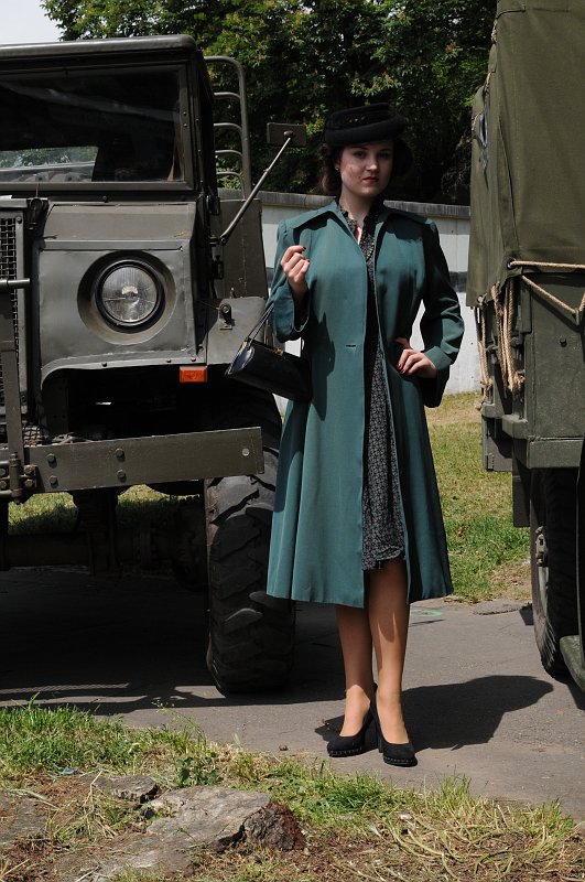 DSC_9896.JPG - Stejně jako za 1. světové války se i za 2. světové války ženská móda inspirovala vojenskou uniformou. Převzala některé dekorativní prvky jako ramenní vycpávky, prýmky, klopy a knoflíky.