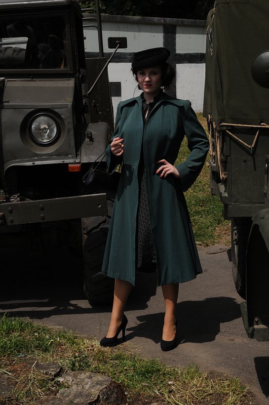 DSC_9901.JPG - Kabát ze zelené látky, ušitý těsně po válce, je ukázkou podnikavosti českých žen, které v době přídělového systému, mimochodem platil až do roku 1953, dokázaly využít látky určené na četnické uniformy k ušití elegantního kabátku. 
