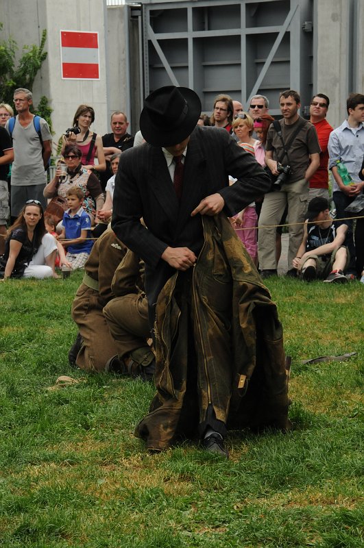 DSC_9995.JPG - Komentovaná prezentace seskoku parašutisty. Pod svrchním overalem měl parašutista oblečen protektorátní oblek.