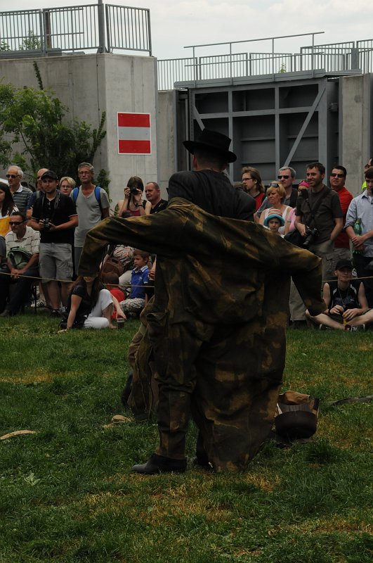 DSC_9996.JPG - Parašutista obléká kombinézu přes spodní oblek.