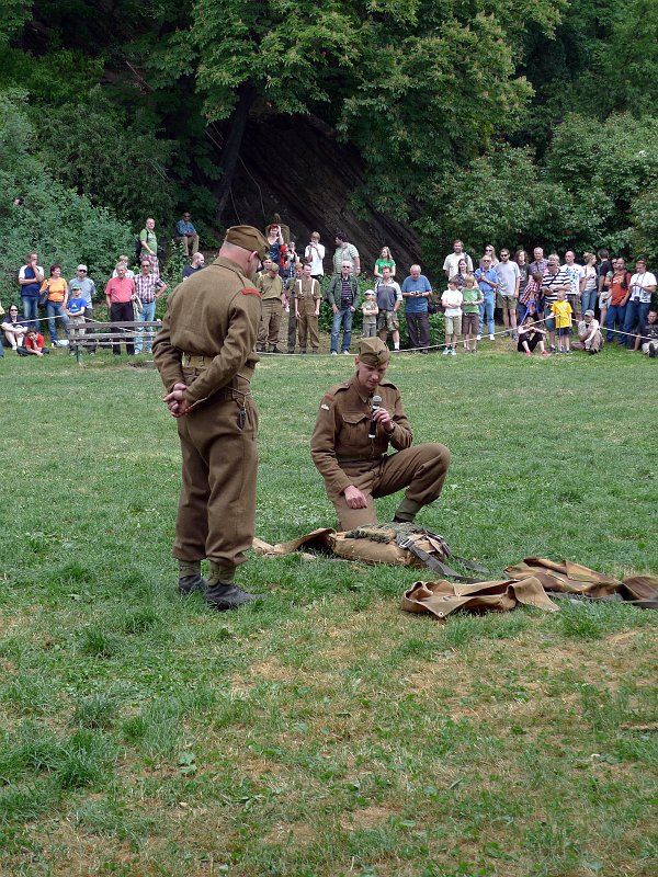 P1070344_1.jpg - Výcvik mužů připravujících se na operační nasazení - balení padáku, předvedla Rota Nazdar