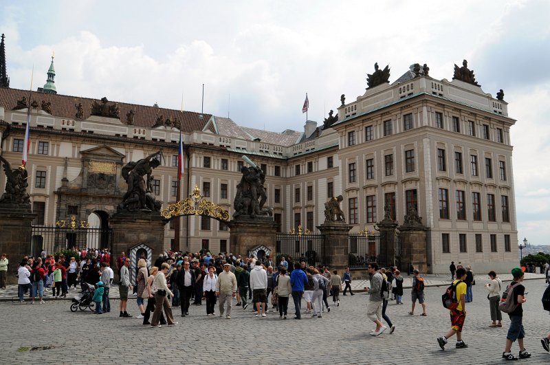 DSC_3299_1.jpg - Kolem proudí davy turistů, kteří si přišli prohlédnout Pražský hrad