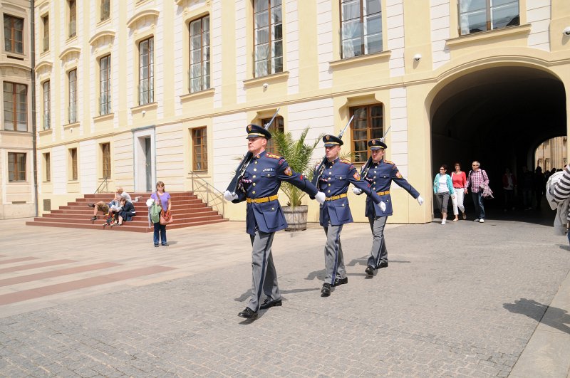 DSC_3510.JPG - Rychlou chůzí procházím pražským hradem, míjím hradní stráž, která se chystá k výměně....
