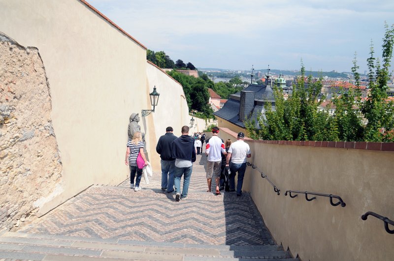 DSC_3522_1.jpg - Po starých zámeckých schodech mě čeká kličkování mezi turisty... křičím Excuse me a beru je zleva i zprava, kde je víc místa....sandály nejsou dobrá obuv na běh po schodech....