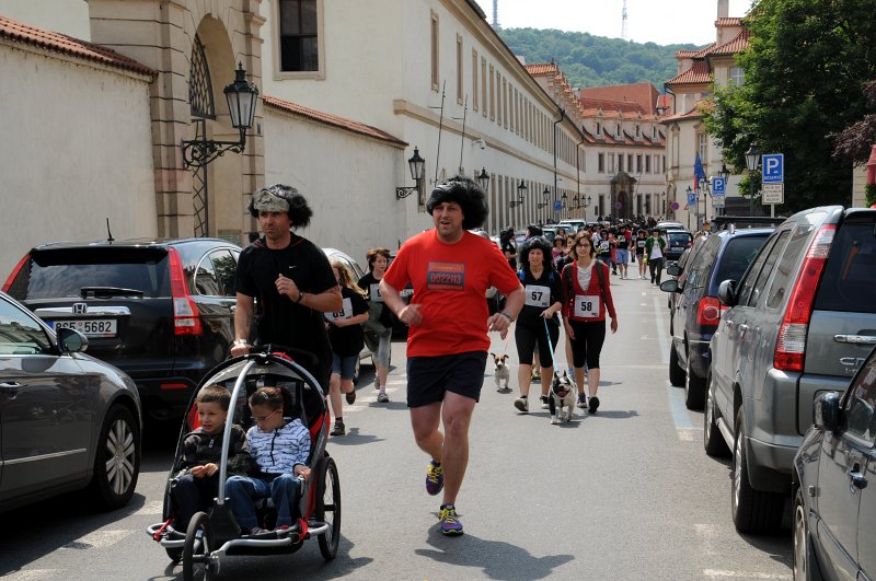 DSC_3527_1.jpg - Paráda, na Klárově stíhám druhou půlku běžců