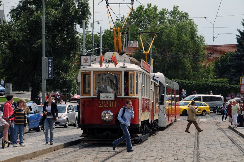 DSC_3560_2.jpg - Na Malostranské stála auta i tramvaje v obou směrech, běžci museli přeběhnout frekventovanou silnici