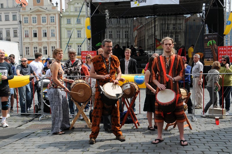 DSC_3681.JPG - V cíli povzbuzovali běžce bubeníci. Stejně jako na startu