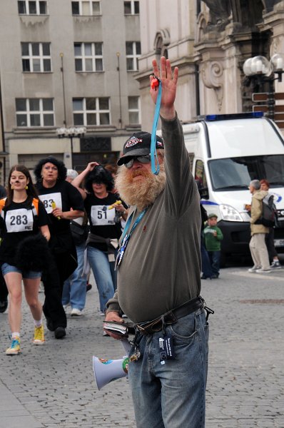 DSC_3869_1.jpg - Na této akci nechyběl ani místní "blázen", který měl pocit, že bez jeho dětského megafonu a píšťalky by mohl být narušen hladký doběh do cíle. Zároveň se postaral o doplnění gorilího odéru...