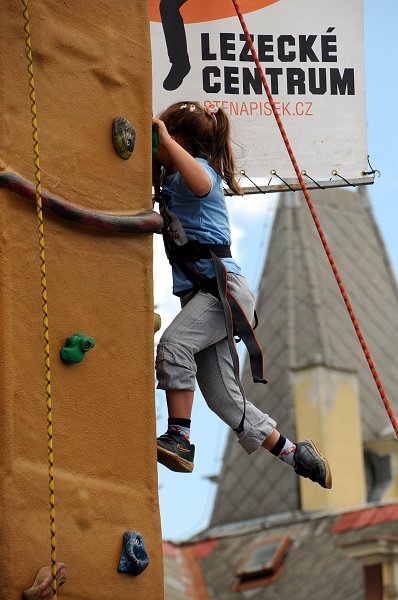 DSC_5608_1.jpg - Pro děti je na akci připraveno sportovní vyžití. Horolezecká stěna, trampolína apod.
