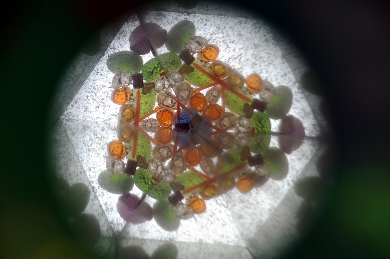 DSC_5618_1.jpg - Kaleidoskop, česky krasohled, je dětská hračka, která pomocí soustavy zrcadel a barevných tělísek vytváří neopakovatelné obrazce při pohledu proti světelnému zdroji.