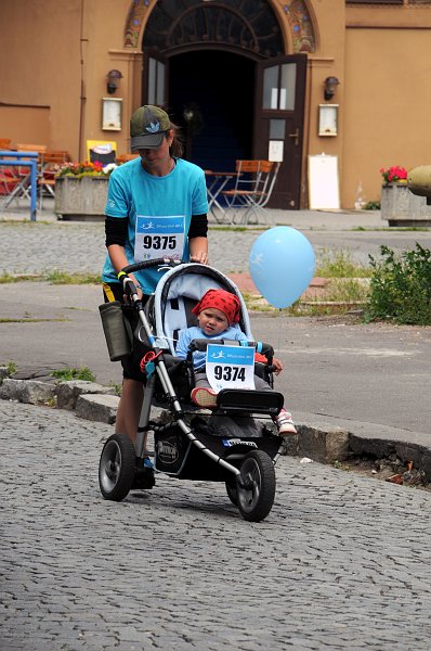 DSC_5627_2.jpg - Při procházce potkáváme účastníky v modrých tričkách. Všude se to hemží modrou....