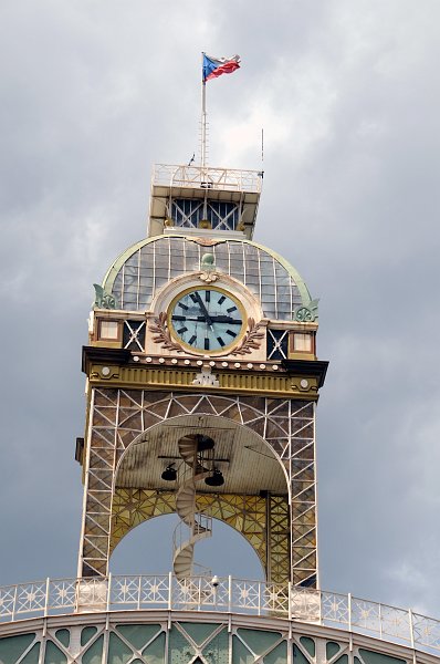 DSC_5704_1.jpg - Za chvíli bude odstartováno. Hodiny na Průmyslovém paláci mají ale předstih.