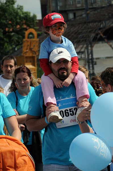 DSC_5866_1.jpg - Téměř čtyři a půl kilometru dlouhou trasu vedoucí přes Stromovku se vydalo zdolat 2834 běžců v modrých tkaničkách, včetně mnoha maminek a tatínků s kočárky.