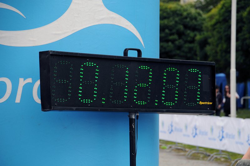 DSC_5932_1.jpg - Od startu závodu uběhlo 12 minut a všichni netrpělivě čekají na první běžce v cíli.