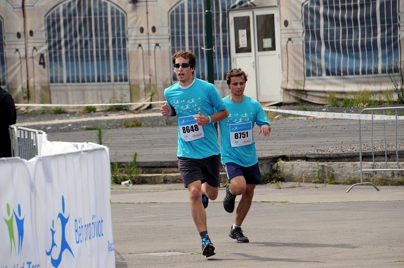DSC_5940_1.jpg - A první běžcí se blíží k cíli. Uběhlo cca 14 minut od startu závodu.