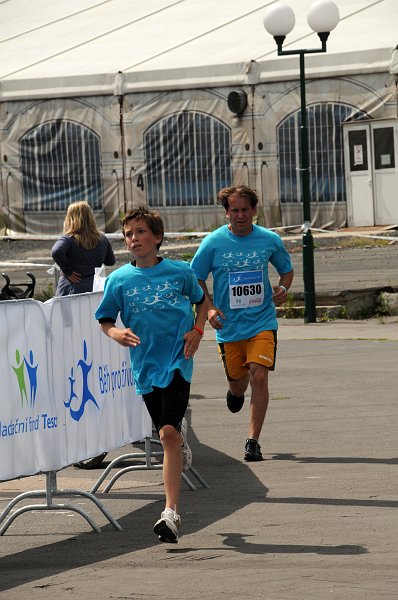 DSC_5989_2.jpg - Každý, kdo běží v modrém tričku nebo s číslem, přispěl.