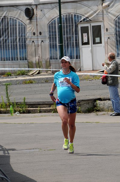 DSC_6002_1.jpg - K cíli se blíží i první žena. Nééé, není těhotná, pod tričkem má schovaný balónek:)