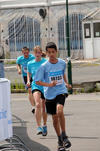 DSC_6020_1.jpg - Lidé mohou na boj s rakovinou přispět několika způsoby: Zakoupením originálních modrých tkaniček v obchodech Tesco v hodnotě 50 Kč. I tady slečna přispěla.