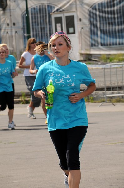 DSC_6227_2.jpg - Lidé mohou na boj s rakovinou přispět několika způsoby: Zakoupením originálních modrých tkaniček v obchodech Tesco v hodnotě 50 Kč.