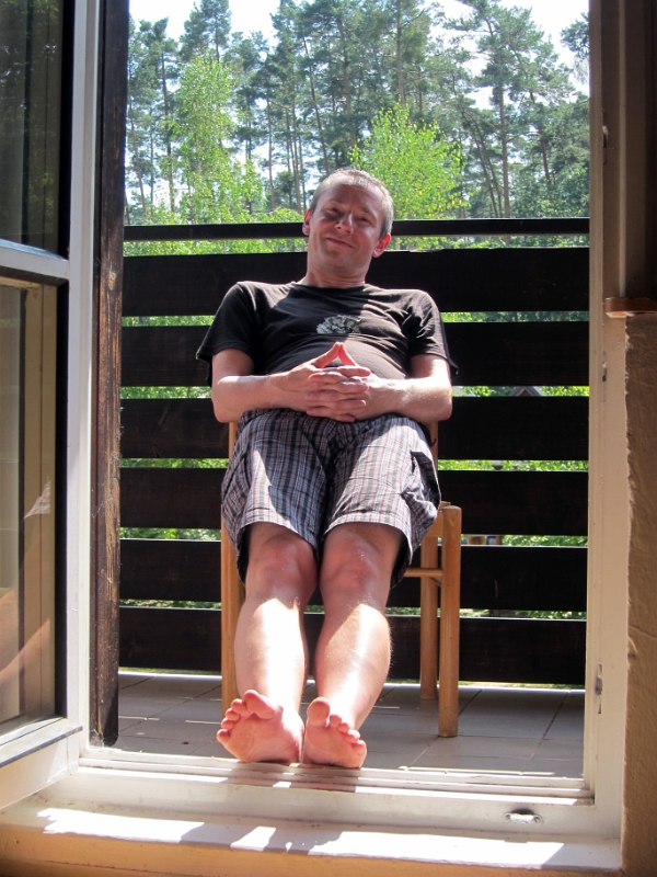 IMG_6514_1.jpg - Trocha relaxace po příjezdu, sluníčko se chvílemi na nás usmívá a Filda se hřeje na balkoně.