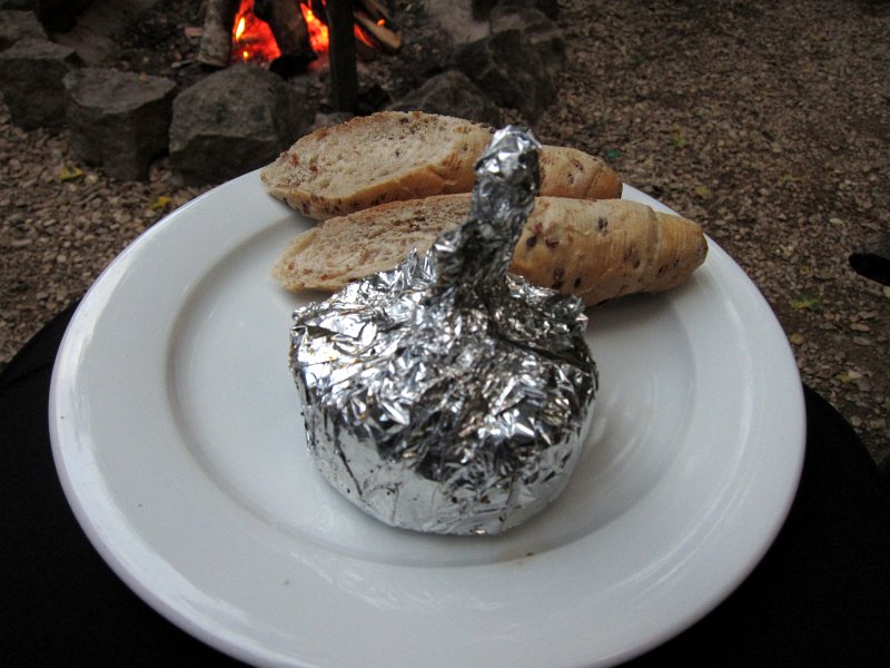 IMG_0102_1.jpg - Nemůžu se dočkat a tak dostávám hned druhý grilovaný hermelín z grilu. Speciální hermelín v oděvu mimozemšťana.