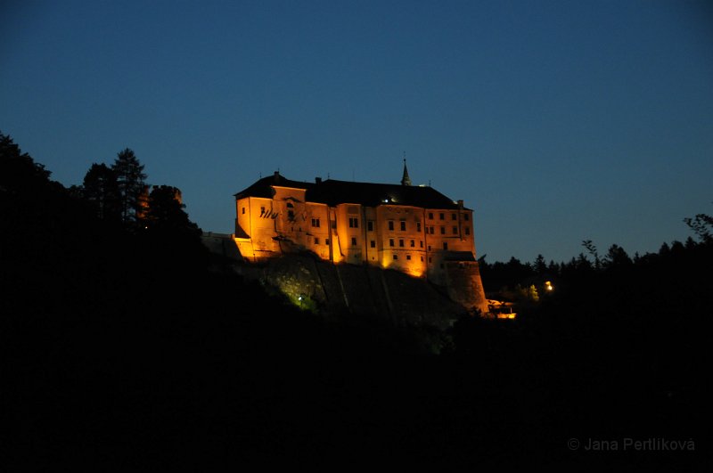 DSC_3017.JPG - Velkou část noci je hrad krásně nasvícený a díky svému umístění na kopci je nádhernou dominantou.
