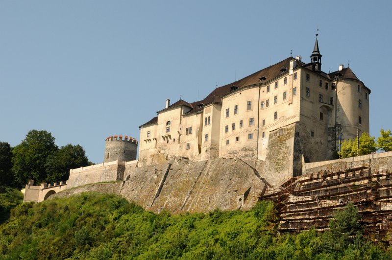 DSC_3158_1.jpg - Pohled na hrad z mostu přes řeku Sázavu.