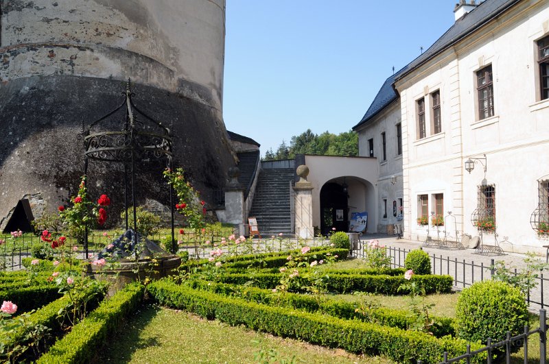 DSC_3165_1.jpg - Nádvoří hradu Český Šternberk, v pozadí vstupní brána.