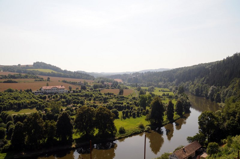 DSC_3167_1.jpg - V 18. století byla na protějším břehu Sázavy zřízena okrasná zahrada s letohrádkem, který byl však později proměněn na hotel.