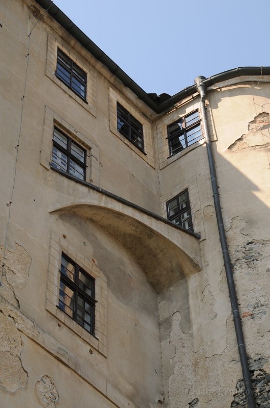 DSC_3170.JPG - Zajímavý architektonický prvek na fasádě hradu. Spojnice dvou oken ve výšce druhého patra navozuje otázky o důvodu jejího vzniku.