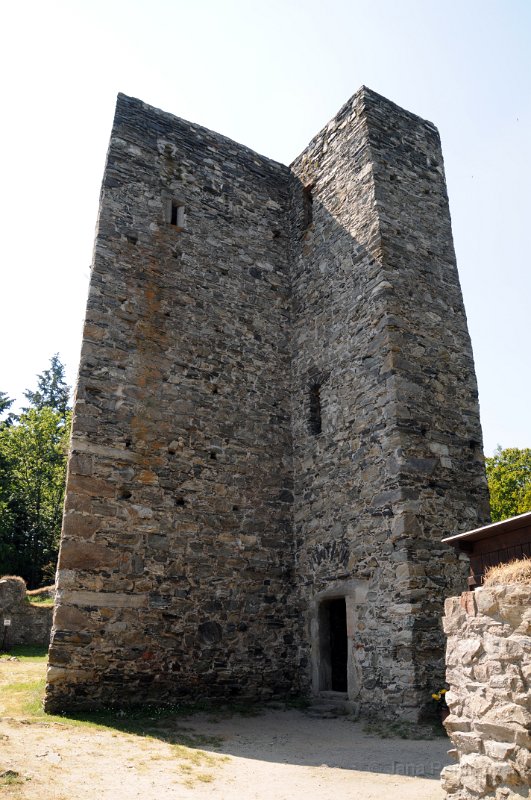 DSC_3328_1.jpg - Jižní předsunutá bašta hradu Český Šternberk tzv Hladomorna. Masivní bateriová polygonální věž s mohutným břitem je součástí důmyslného opevňovacího systému, který byl vybudován na přelomu 15. a 16. století nejvyšším zámeckým sudím Petrem Holickým ze Sternberga a dokončen jeho synem Janem.