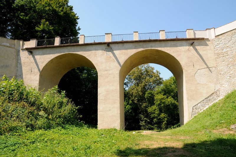 DSC_3437_1.jpg - Kamenný most zřízený v roce 1829 přes šíjový příkop.