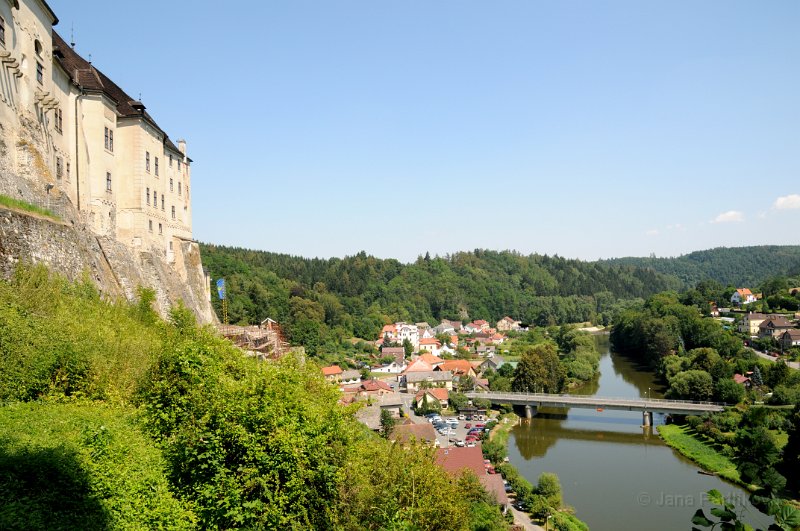 DSC_3438_1.jpg - Hrad Český Šternberk, rodné sídlo významného českého rodu pánů ze Šternberka, dodnes zdobí lesnatý hřeben v romantickém údolí Sázavy.