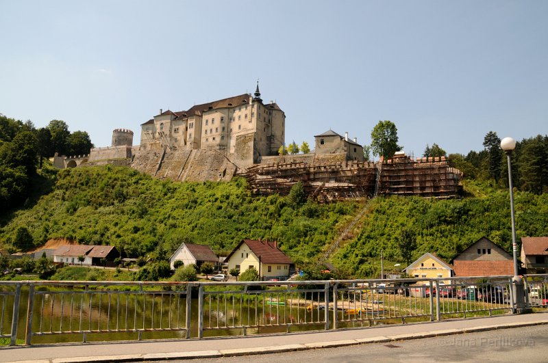 DSC_3465_2.jpg - Pohled na hrad z mostu přes řeku Sázavu.