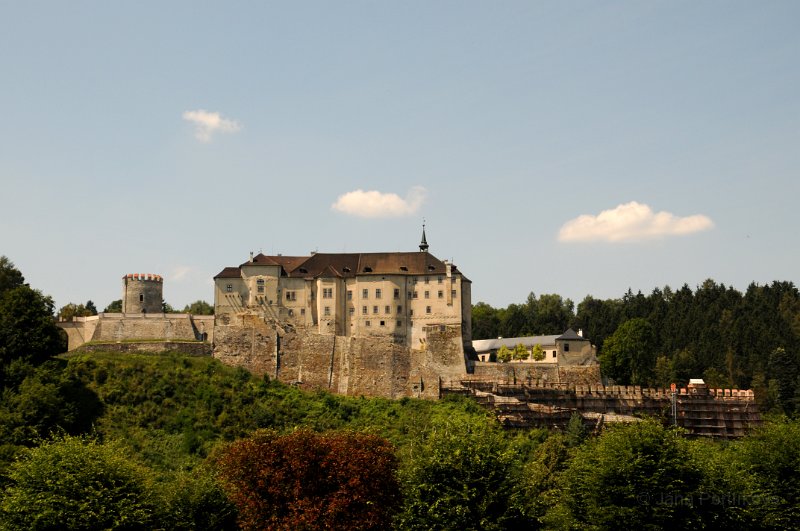 DSC_3470_2.jpg - Polsední pohled na hrad z , který  HOTEL Český Šternberk se nachází na protějším břehu Sázavy a kde jsme si dali pivko před odjezdem našeho vlaku.