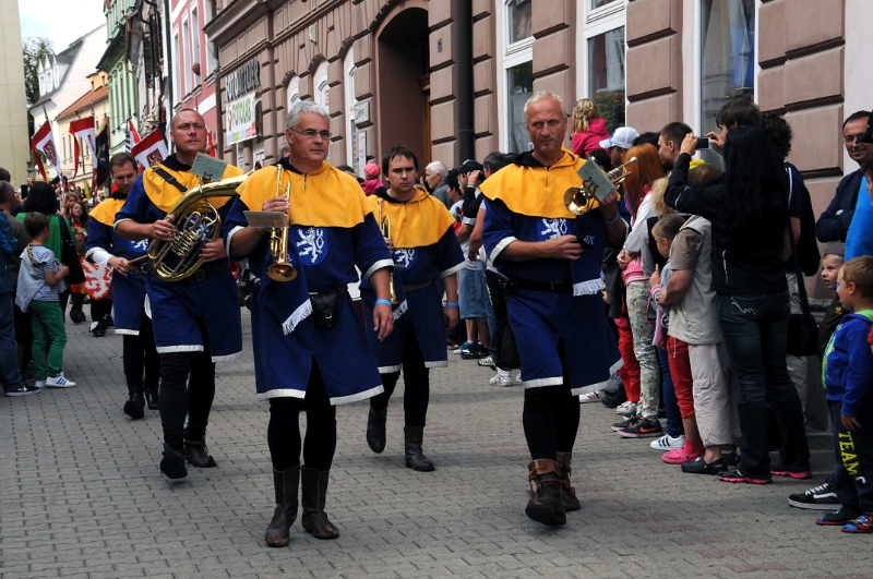 DSC_9506_1.jpg - Příjezd císaře Karla IV. a jeho družiny do města.