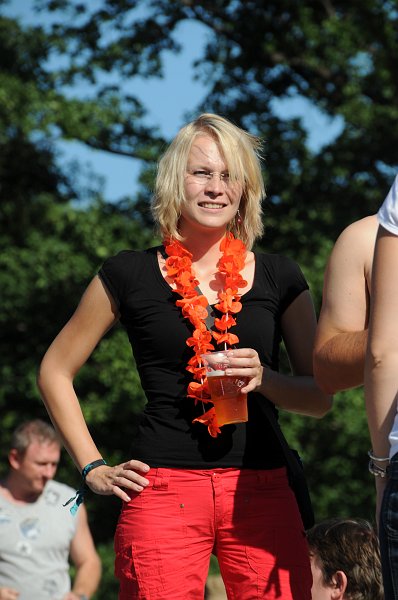DSC_1785.JPG - U jednoho ze stánků se prodával bylinný likér Jägermeister, který se vyrábí z 56 různých bylin, kořenů, dřev a kůry, jako je skořice, kořen zázvoru, šafrán a další. Ke každému panáku pak každý dostal prezent. Jak moc oblíbený tento nápoj je, svědčilo množství oranžových ozdůbek.