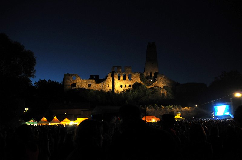 DSC_2099_1.jpg - Účastníkum festivalu dělal "společnost" krásně nasvícený hrad Okoř.