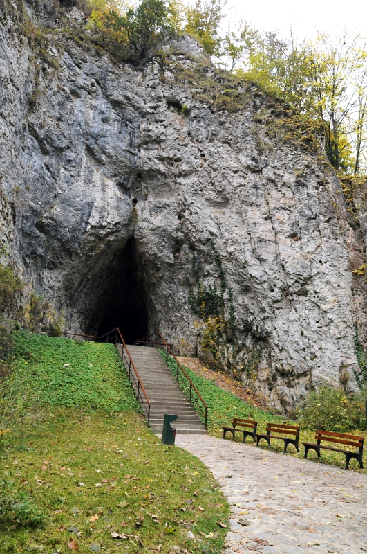 DSC_9650_1.jpg - Vchod do jeskyně tvoří gotický portál, jímž se návštěvníci dostanou do Hlavního dómu, největší prostory v Moravském krasu a zároveň největšího veřejnosti přístupného podzemního dómu v ČR.