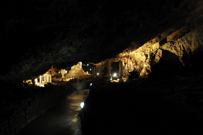 DSC_9829_1.jpg - Jeskyně je známá také díky množství paleontologických nálezů, které dokladují, že vstupní části jeskyně již v mladší době kamenné obýval člověk.